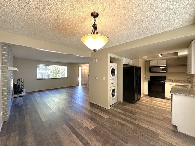 Building Photo - Townhouse in Desirable University Place Ne...