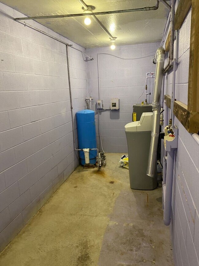 Building Photo - Three Bedroom Two Bathroom Home available in Blacksburg