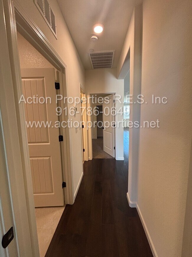 Building Photo - Solar - Whitney Ranch Newer Single Story, ...