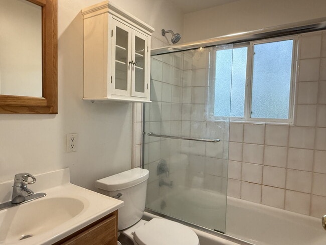 Building Photo - Charming 2 Bedroom San Anselmo Home