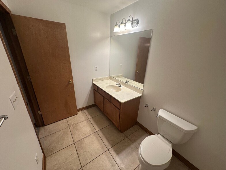 Full Bathroom 1 located off of Bedroom 1 - 2721 Blossom Ave