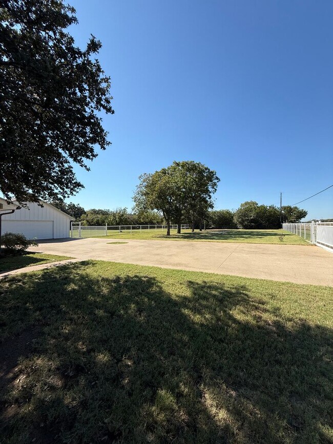Building Photo - Beautiful modern farmhouse with 5 bedrooms...