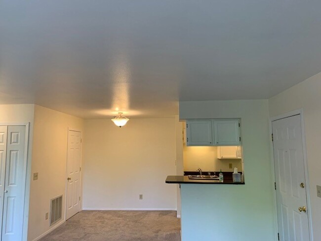 Building Photo - Welcome to Hunter Creek Condos! Light and ...