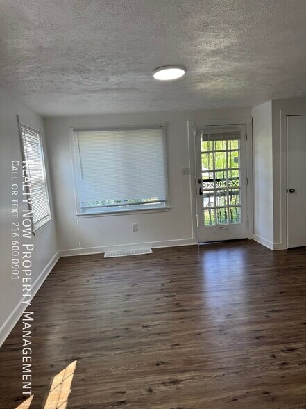 Building Photo - 3373 Colwyn Rd