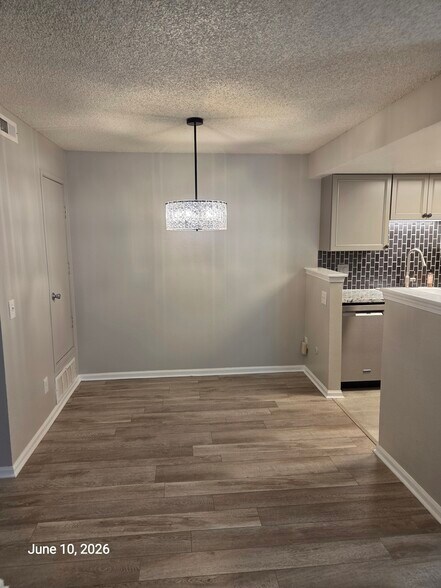 Building Photo - 8555 Fairmount Dr