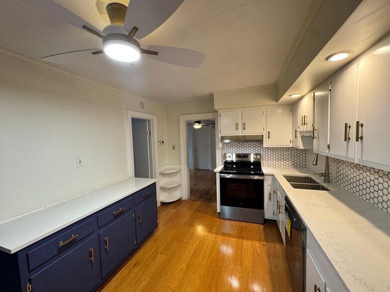 Kitchen - 651 Quinnipiac Ave