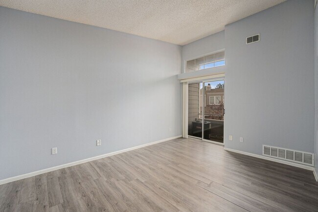Building Photo - Lake Views in the City! **Move-In Special**