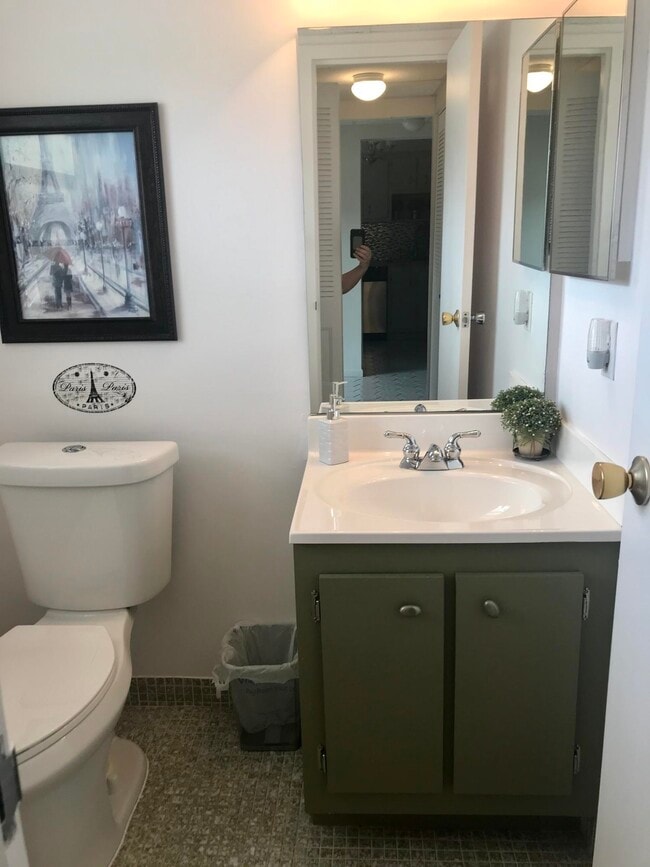 Building Photo - 1010 Country Club Dr