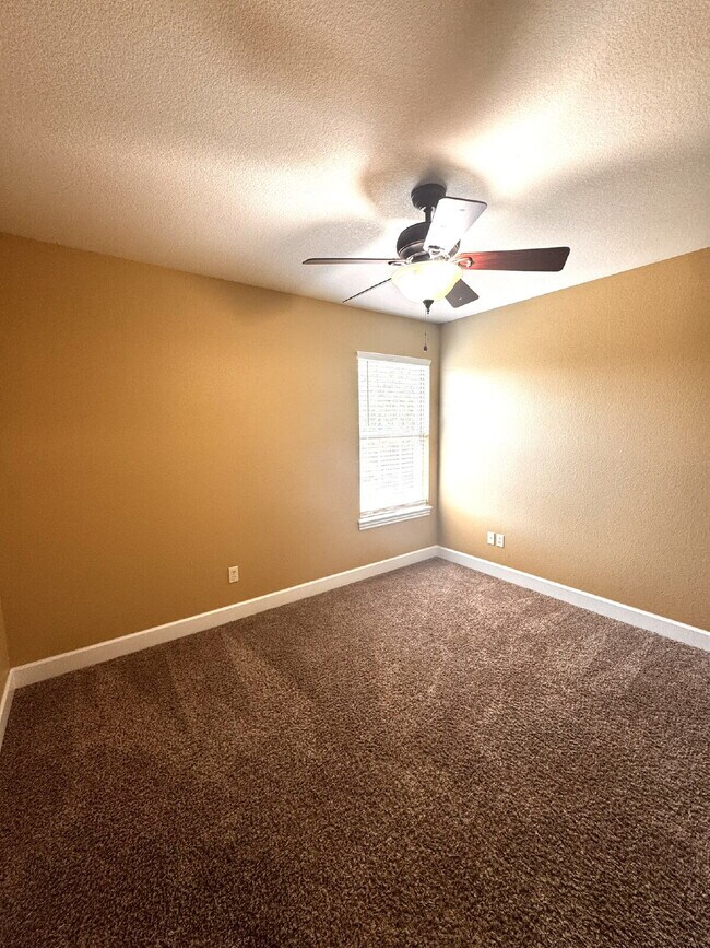 Building Photo - 15 Bluestem Ln