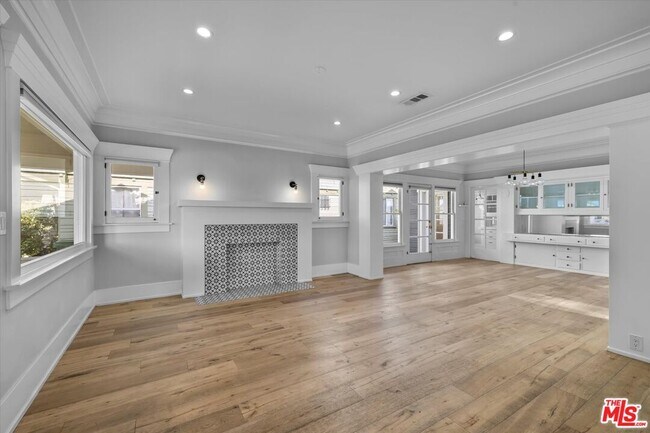 Building Photo - 1828 W 43rd Pl