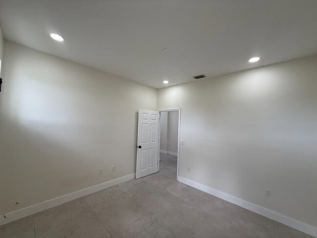 Building Photo - 1550 Center Rd