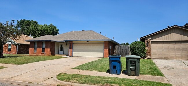 Building Photo - 1320 Greenfield Dr