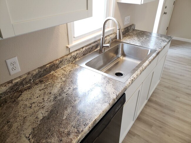 Building Photo - SPACIOUS 3 BEDROOM 2 BATH AVAILABLE NOW!!