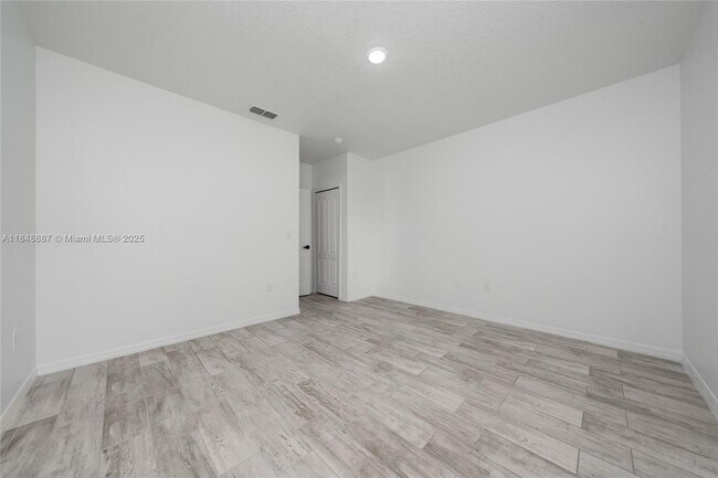 Building Photo - 1106 W Oak St