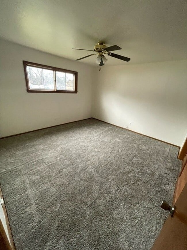 Building Photo - Charming & Bright 2-Bedroom Apartment in Milwaukee's Fairview Neighborhood!