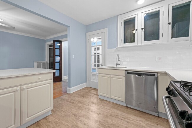 Building Photo - 304 S Kenilworth Ave