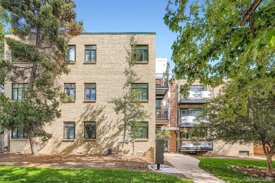 Primary Photo - 636 N Washington St