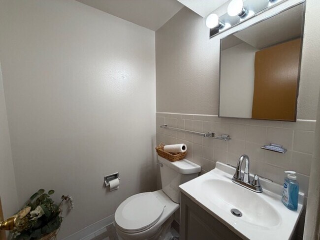 Building Photo - Well-Maintained Split-Level Home in Webster Groves, MO — Spacious & Family-Friendly