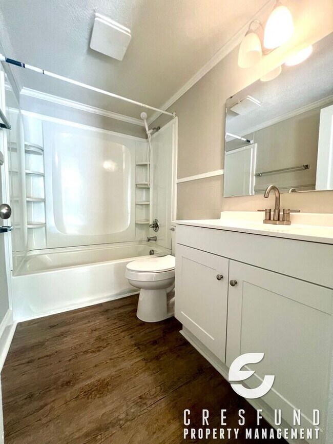 Building Photo - Bright and Cozy Cottage Style 2 Bedroom 1 ...