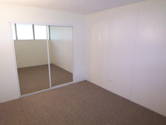 Building Photo - Ridgecrest ~ Spacious 2 Bedroom w/ 2 Reser...