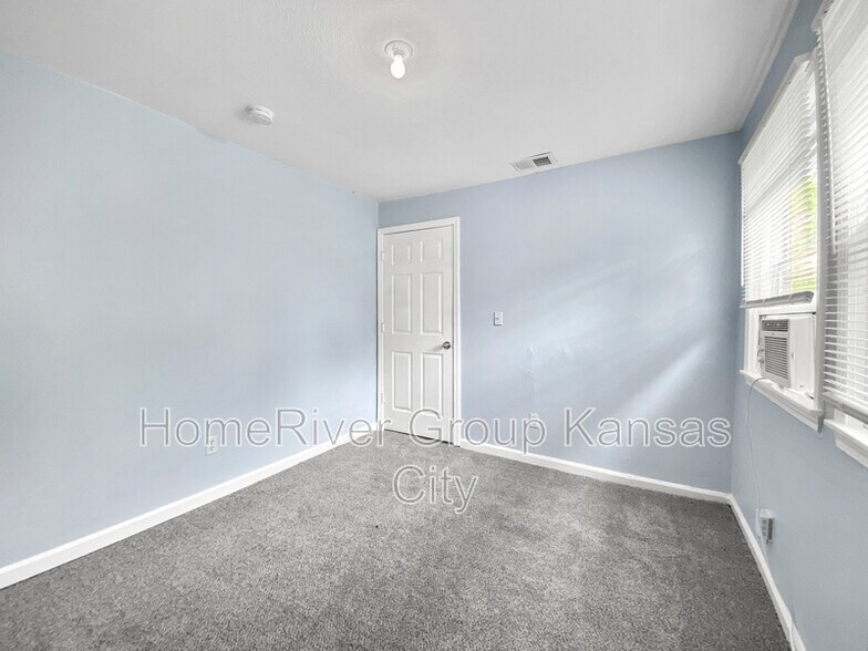 Building Photo - 1123 S Haden St