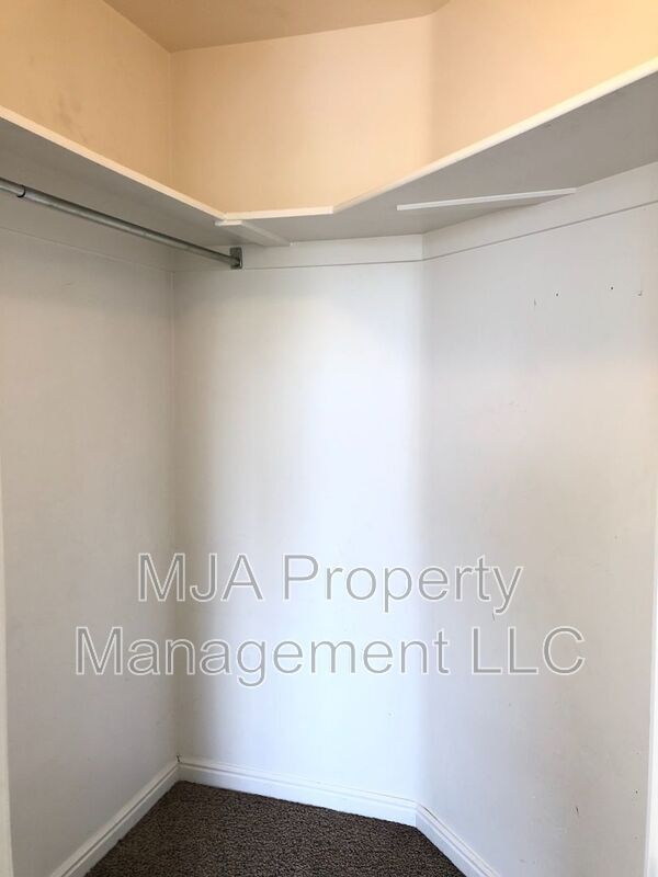 Building Photo - 2574 Robin Rd