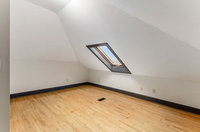 Building Photo - 182 W 8th Ave