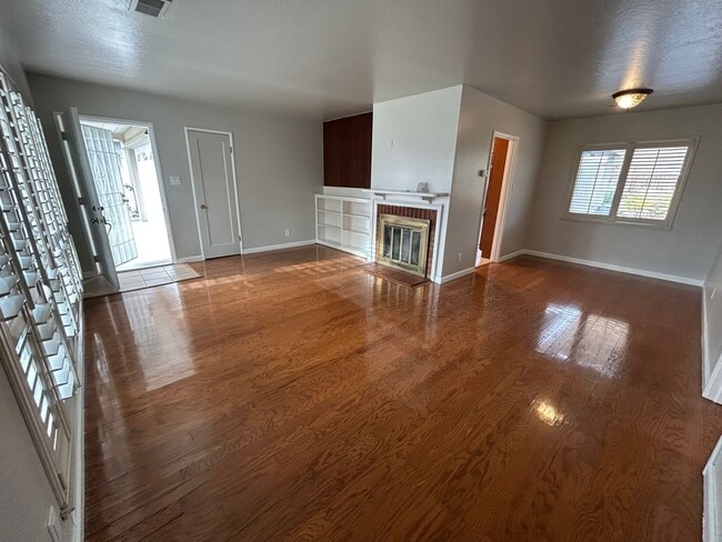Building Photo - Spacious 3 Bed/1.5 Bath Home Located in He...