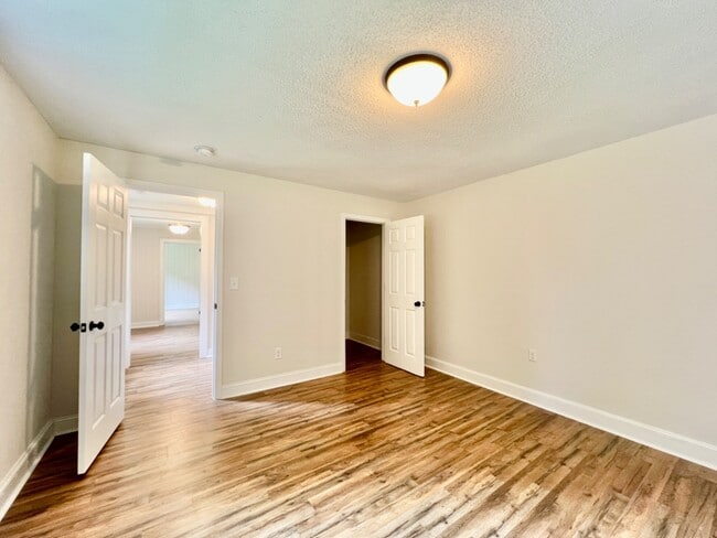 Building Photo - Updated 2 Bedroom