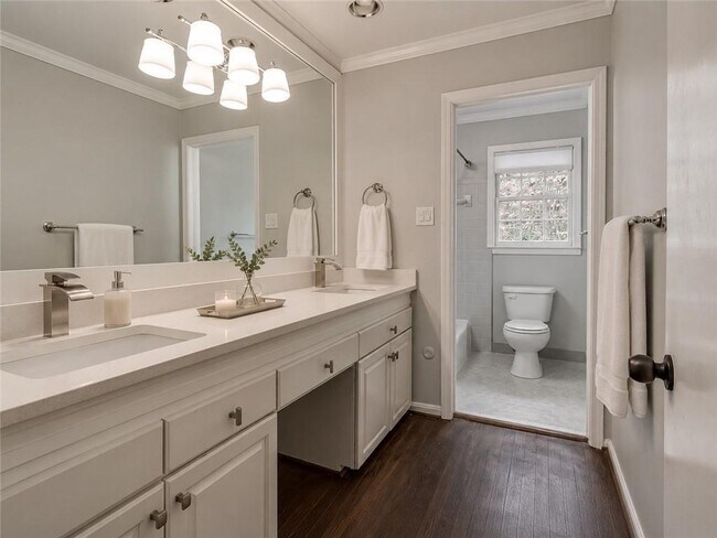 Building Photo - 4601 Club Cir NE