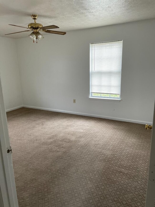 Building Photo - 98 Andrea Dr