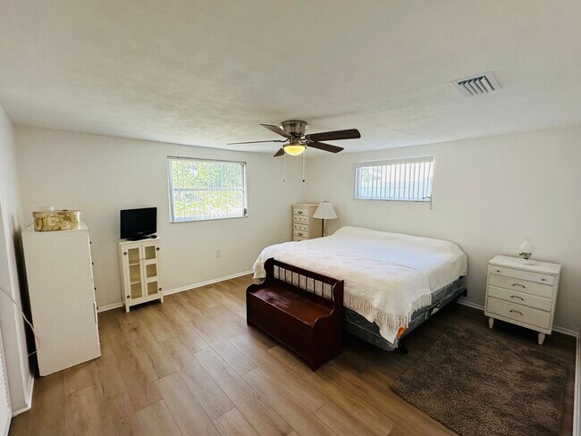 Building Photo - 5202 Overton Dr