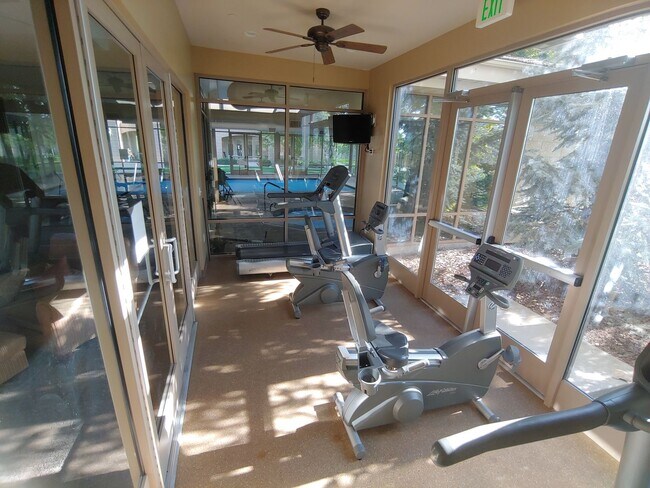 Building Photo - Stunning Penthouse Unit with Beautiful Views available for Rent!