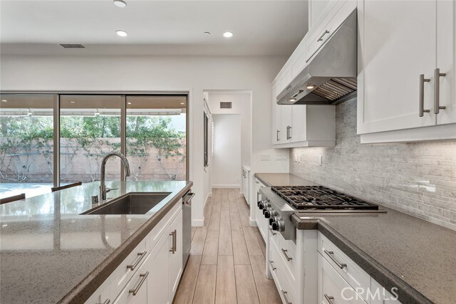 Building Photo - 77 English Saddle