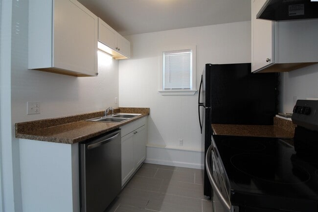 Building Photo - East Kennewick Stand-Alone Studio Apartment