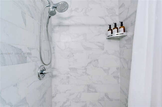 Building Photo - 11534 NE 13th Ave