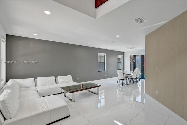Building Photo - 1007 NW 99th Ct