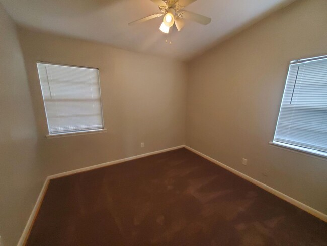 Building Photo - 3 bedroom 1.5 bath Mesquite Home!