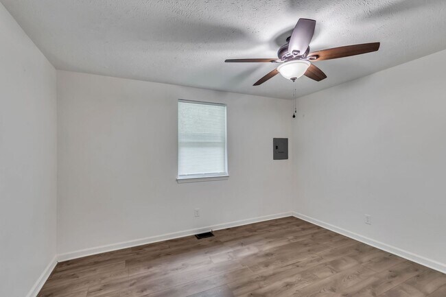 Building Photo - AVAILABLE JULY 10TH. 2 Bed 1 bath FOR LEASE in South Inglewood (East Nashville). $1750 Rent. Pets...