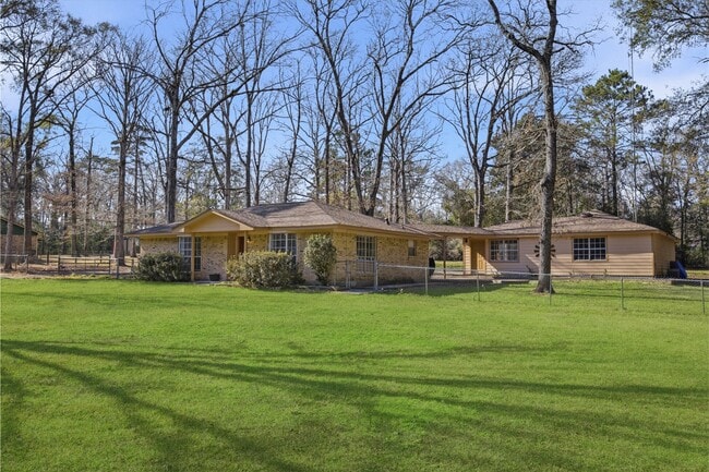 Building Photo - 10505 Champion Village Dr