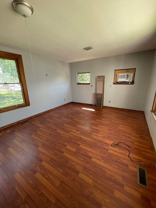 Building Photo - Large Brick 7 bedroom home.
