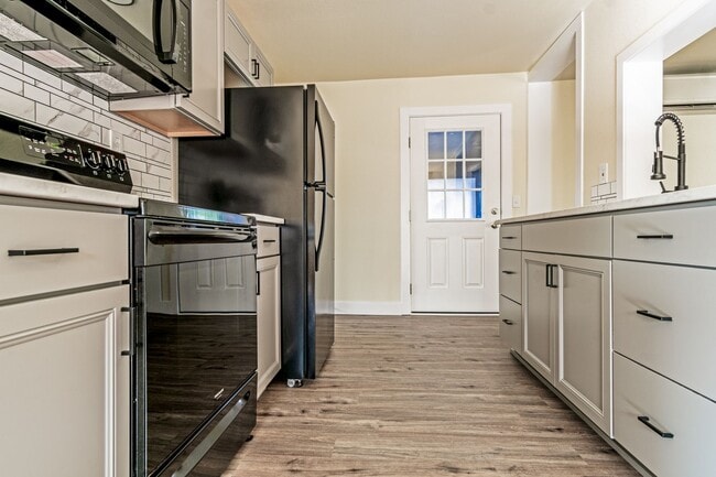 Building Photo - Fully Remodeled 3 Bedroom Home in Historic...