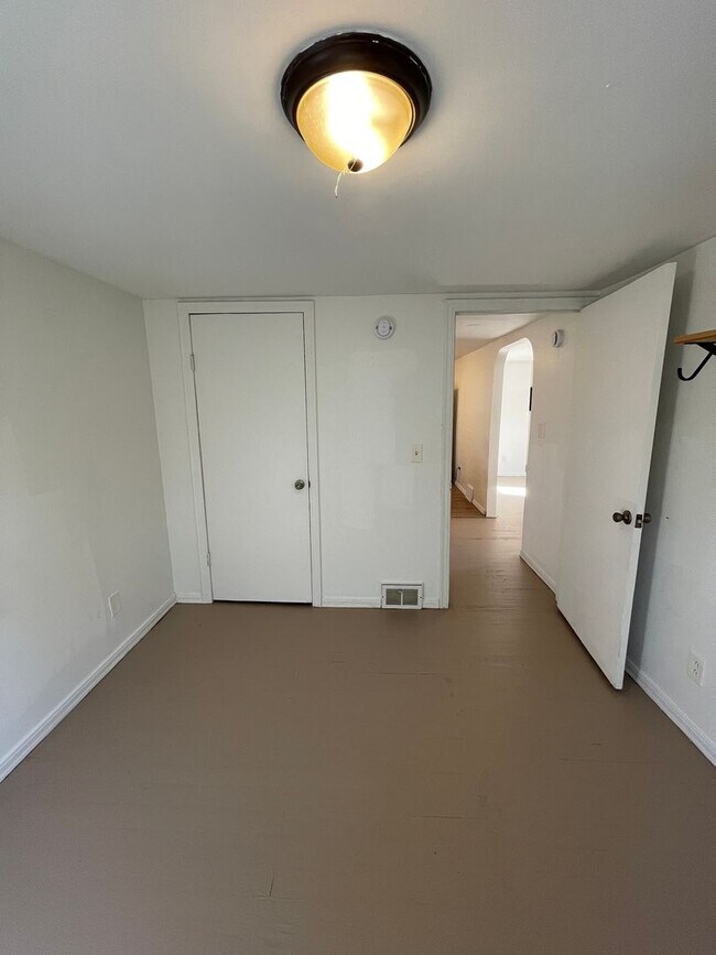 Building Photo - 402 N 6th Ave