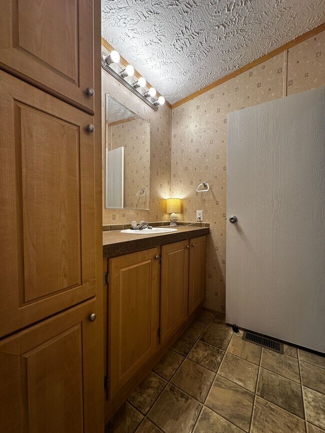 Building Photo - Spacious 4 bedroom/2 bath home for rent - ...