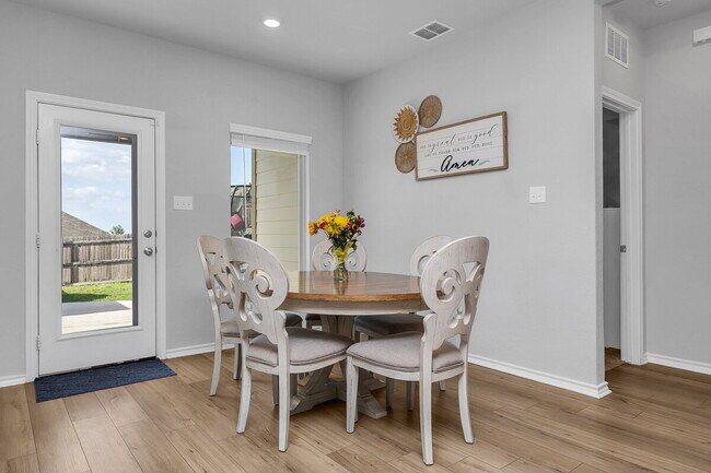 Building Photo - ASK ABOUT FREE APPLICATIONS THROUGH AUGUST!  "Spacious 6-Bedroom Retreat with 3.5 Baths and Over ...