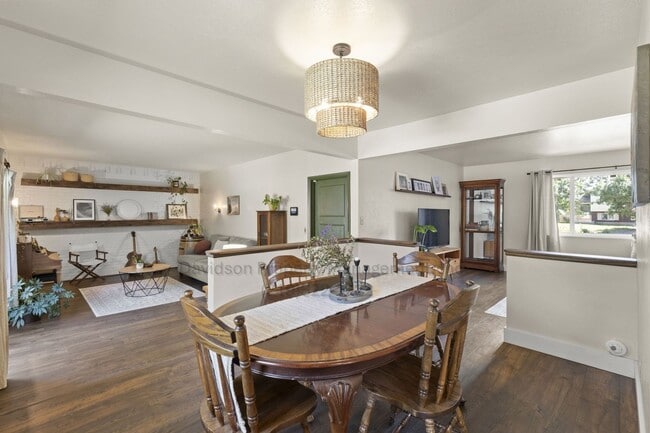 Building Photo - Stunning 3 Bedroom House Located in Easter...