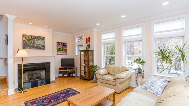 Building Photo - 4113 N Southport Ave