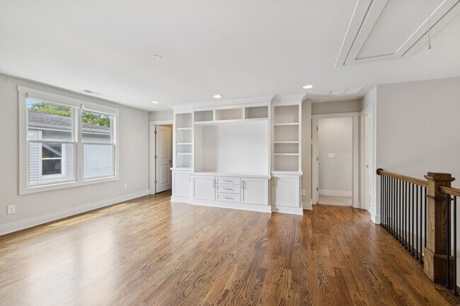 Building Photo - 2310 Vaulx Ln