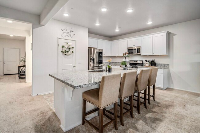 Building Photo - 44112 Sierra Vista Dr