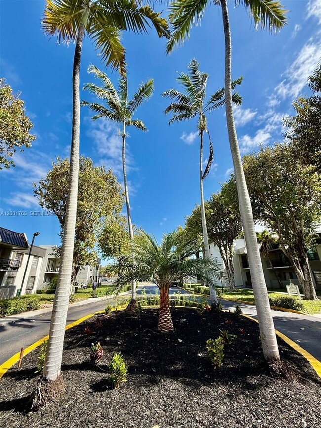 Building Photo - 10403 N Kendall Dr